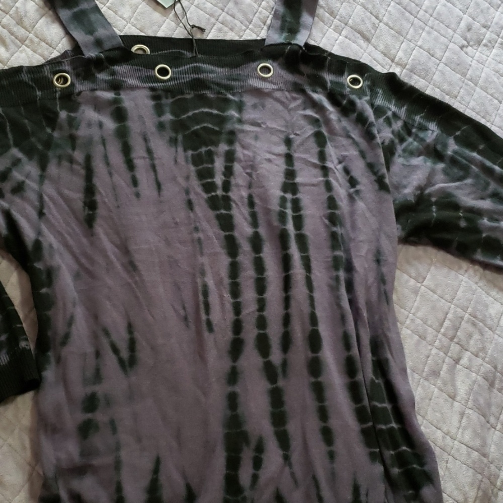 Womens cold shoulder sweater. Rock & Republic